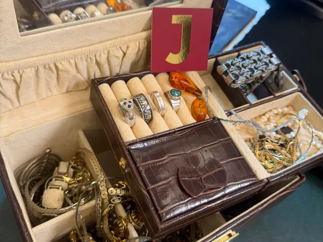 Geöffnete Schmuckschatulle mit Goldschmuck, Ringen und Bernstein — echter Ankauf bei JASPERS