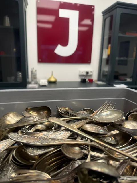 Wanne voller Silberbesteck beim Ankauf in der JASPERS-Filiale