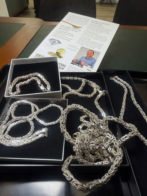Silberketten und Silberschmuck in einer Schatulle zur Bewertung