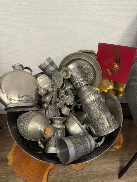 Korb voller Zinnkannen aus einer Haushaltsauflösung