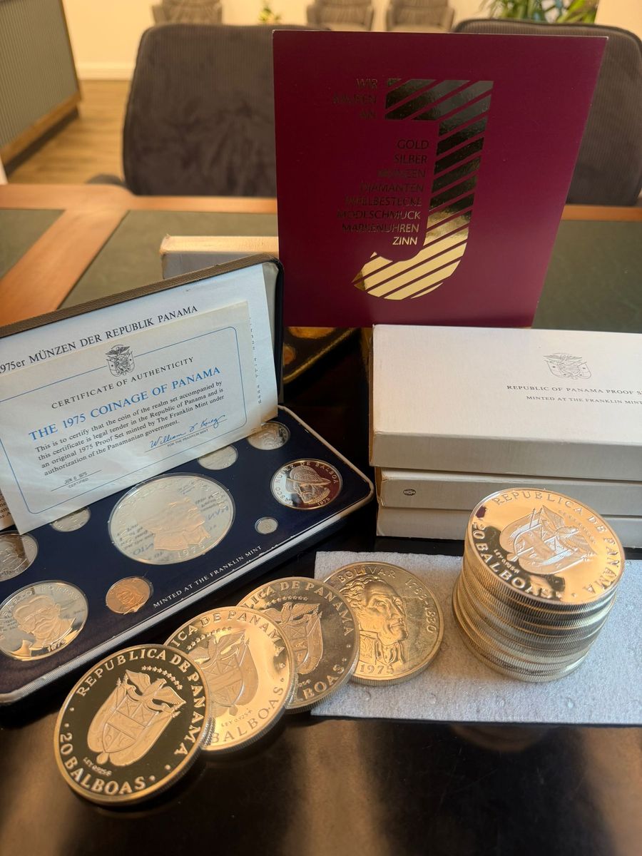 Münzsammlung mit Zertifikaten auf dem Beratungstisch