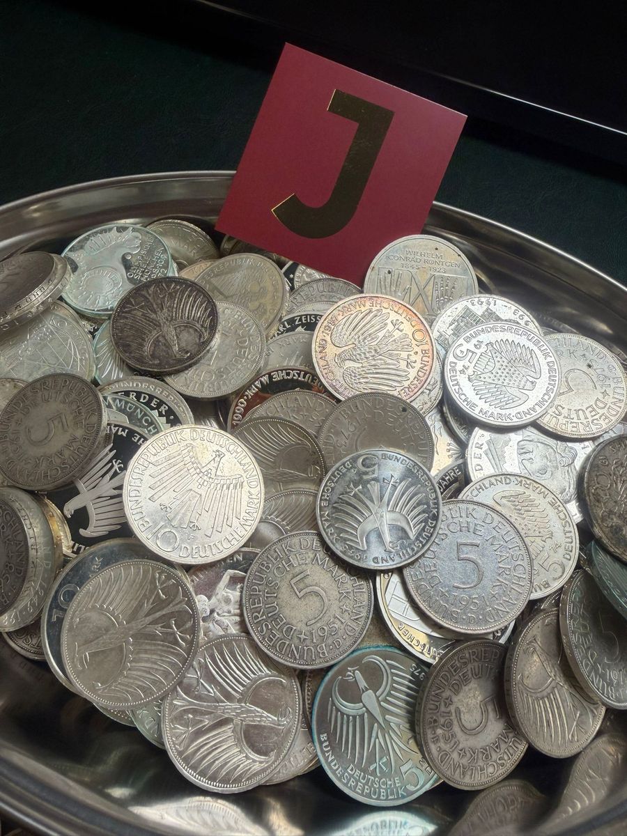 DM-Münzen in einem Tablett bei JASPERS-Ankauf