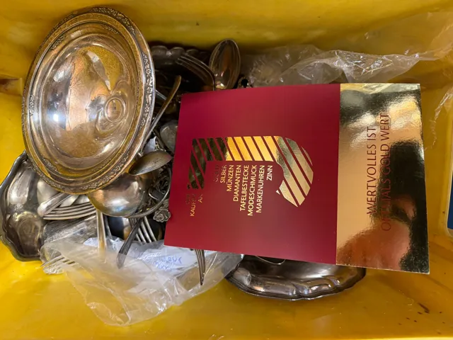 Kiste mit versilbertem Besteck und Silberplatte beim Kilo-Ankauf